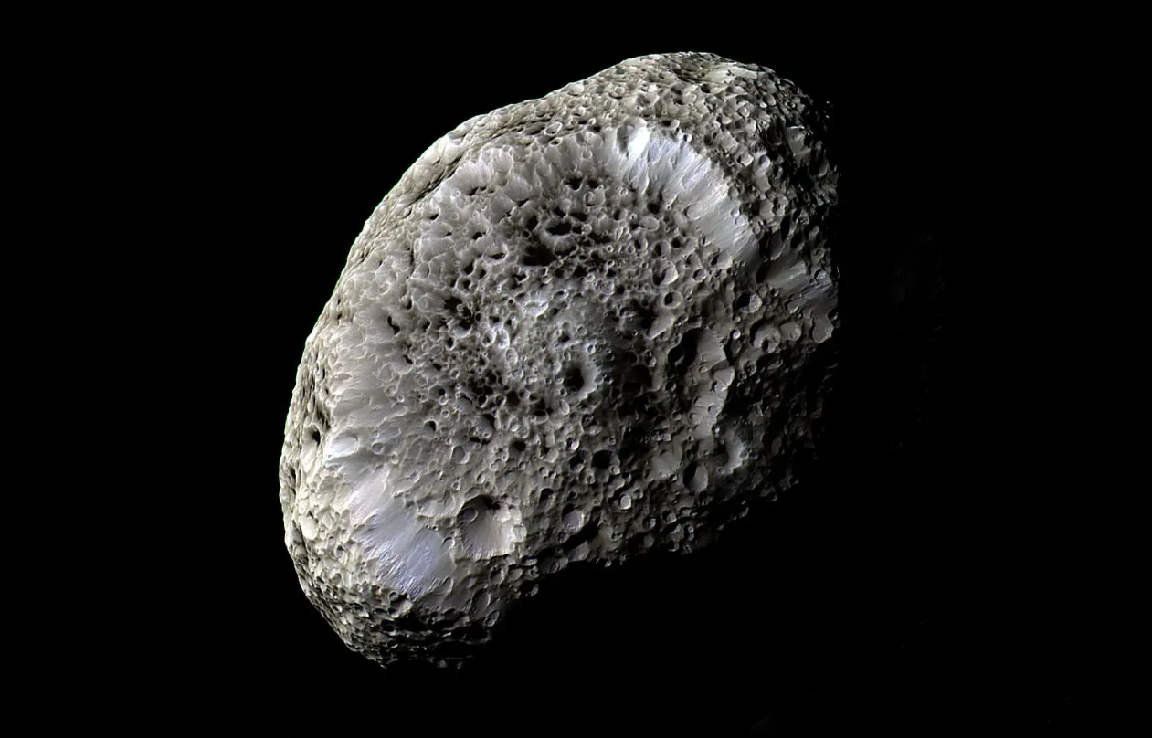 卡西尼号在14亿公里外拍到“恐怖”照片，这颗星球看起来像海绵