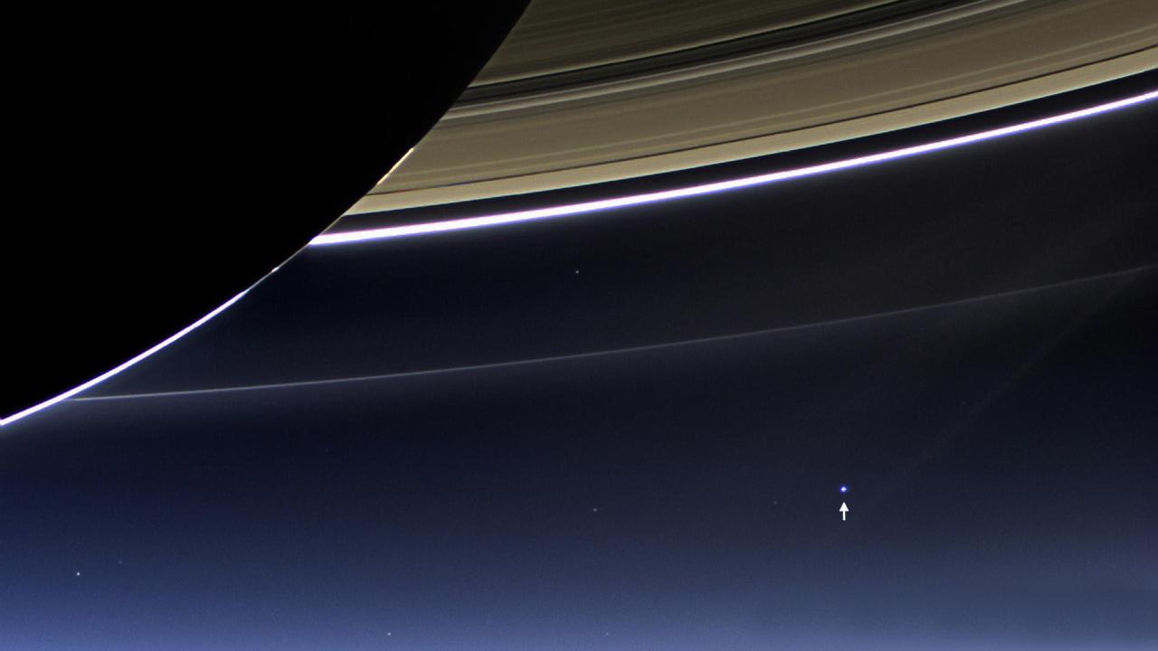 卡西尼号在14亿公里外拍到“恐怖”照片，这颗星球看起来像海绵