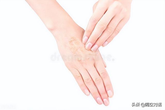 手脱皮是什么原因导致的缺什么维生素（手脱皮是什么原因导致的不痒不痛）